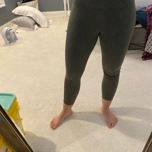 High rise, cropped workout pants